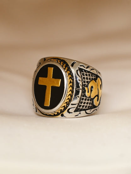 Close-up of the engraved side detail of the ring featuring rope and armor-style pattern in silver and gold